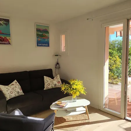Joli Avec Jardin Dans Avec Piscines Apartament Saint-Raphaël