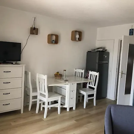 Joli Avec Jardin Dans Avec Piscines Apartament